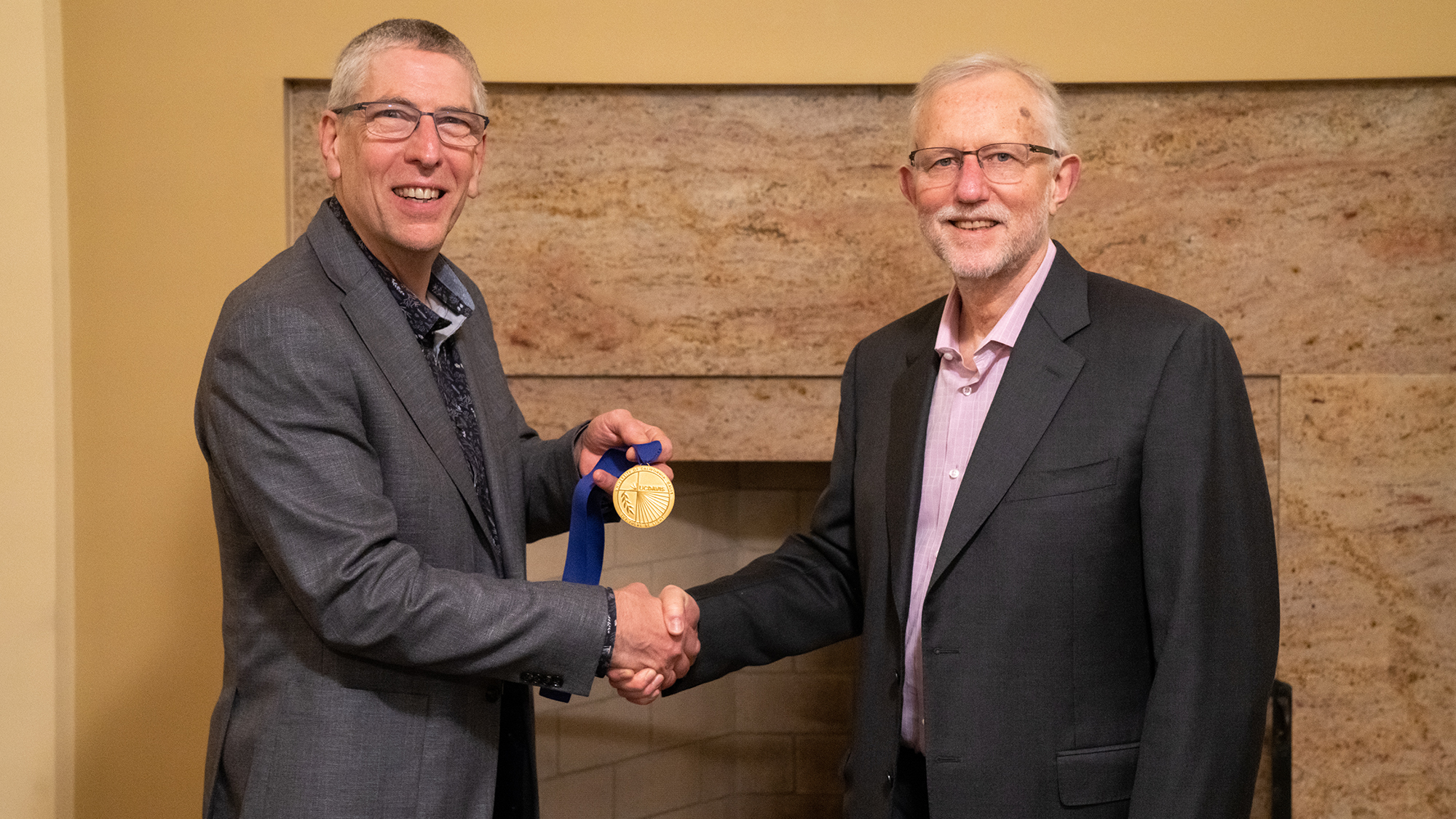 College of Biological Sciences Dean Mark Winey (left) awards the 2021 UC Davis Medal to Charles Rice, whose groundbreaking research on the Hepatitis C virus also led to the 2020 Nobel Prize in Medicine or Physiology. (Sasha Bakhter / UC Davis)